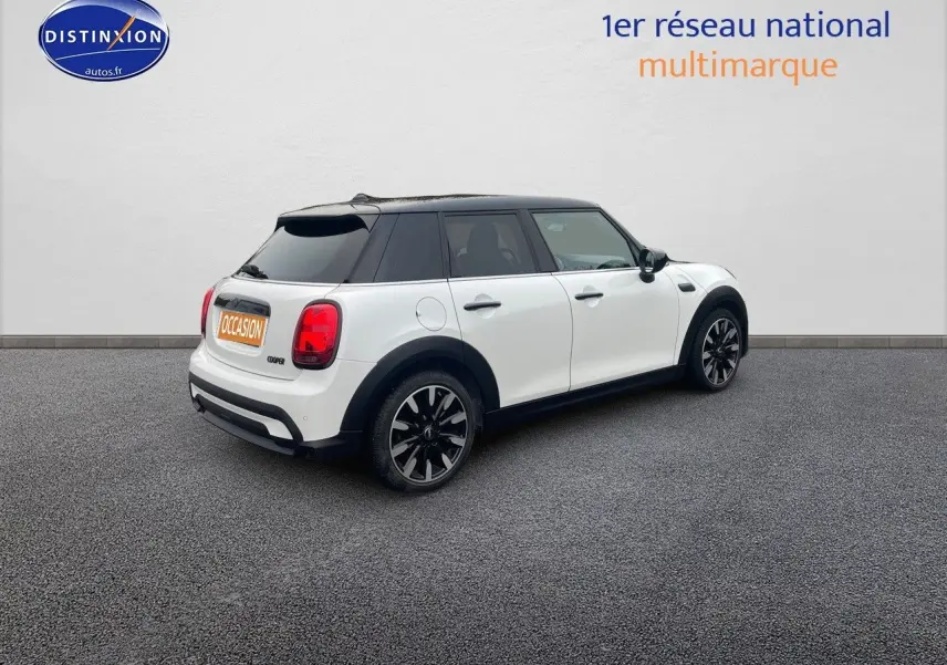 MINI 1.5 136CH blanc nacré métal vue 3/4 arrière côté droit avec toit noir et jantes bi-ton.