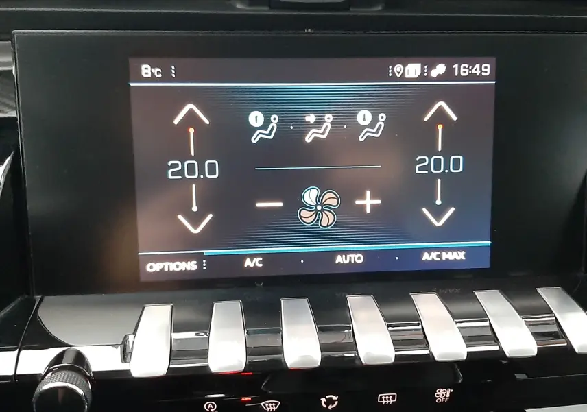 Écran tactile central de la Peugeot 508 blanc montrant le réglage de la climatisation à 20°C avec commandes piano.