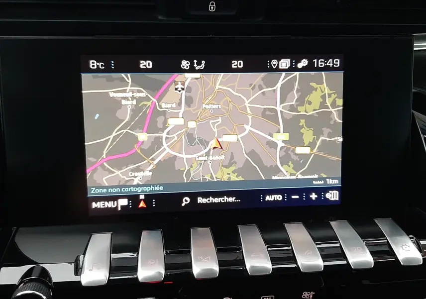 Écran tactile central de navigation avec carte affichée, boutons métalliques en rangée sous l'écran, intérieur noir du Peugeot 508 blanc.