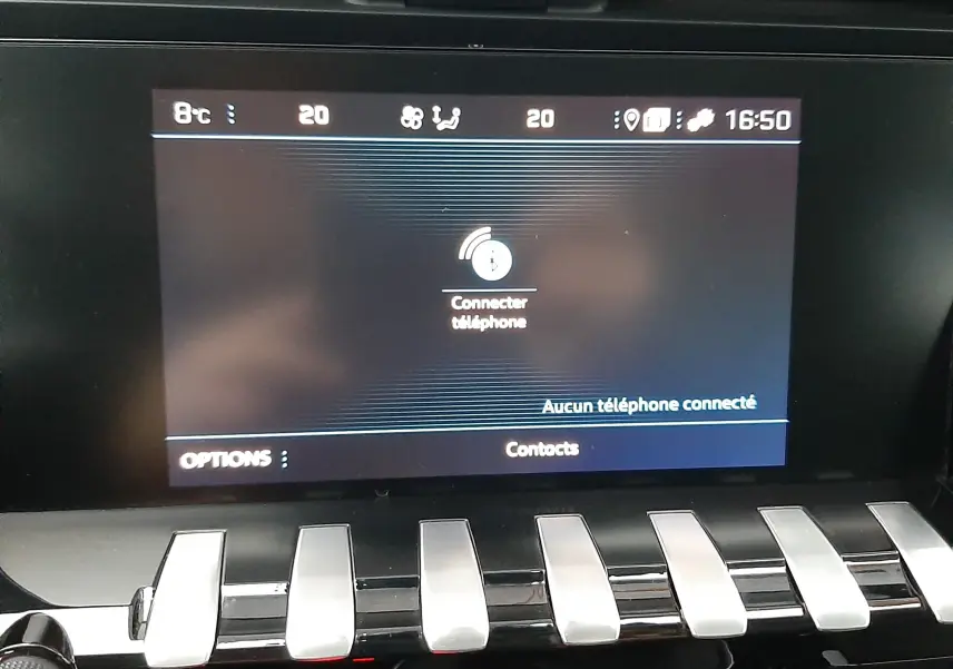 Vue rapprochée de l'écran tactile central et des commandes de la Peugeot 508 blanche, version 1.5 BlueHDi 130 Active, affichant la connexion téléphone.