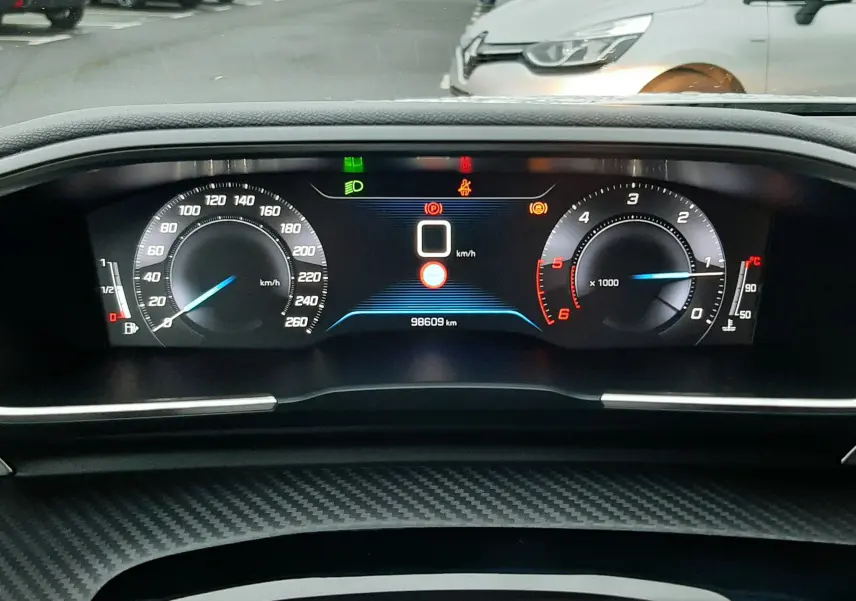 Vue intérieure du tableau de bord numérique de la Peugeot 508, affichage des compteurs et alertes au repos.