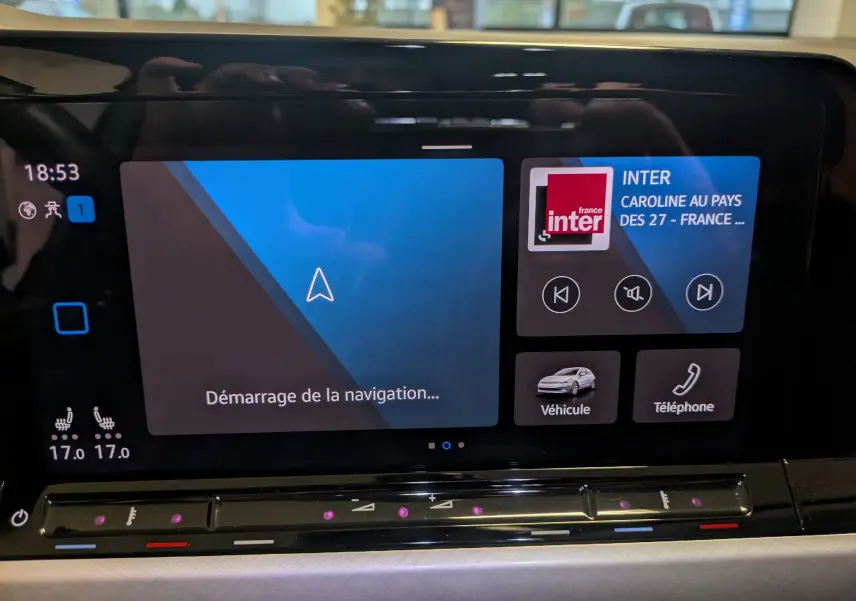 Écran tactile central de la Volkswagen Golf 1.5 eTSI Style 2024 noir, affichant navigation et radio France Inter.