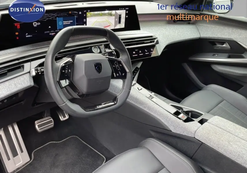 Vue intérieure côté conducteur du Peugeot 3008 2025 gris Artense, avec tableau de bord numérique et volant multifonction.