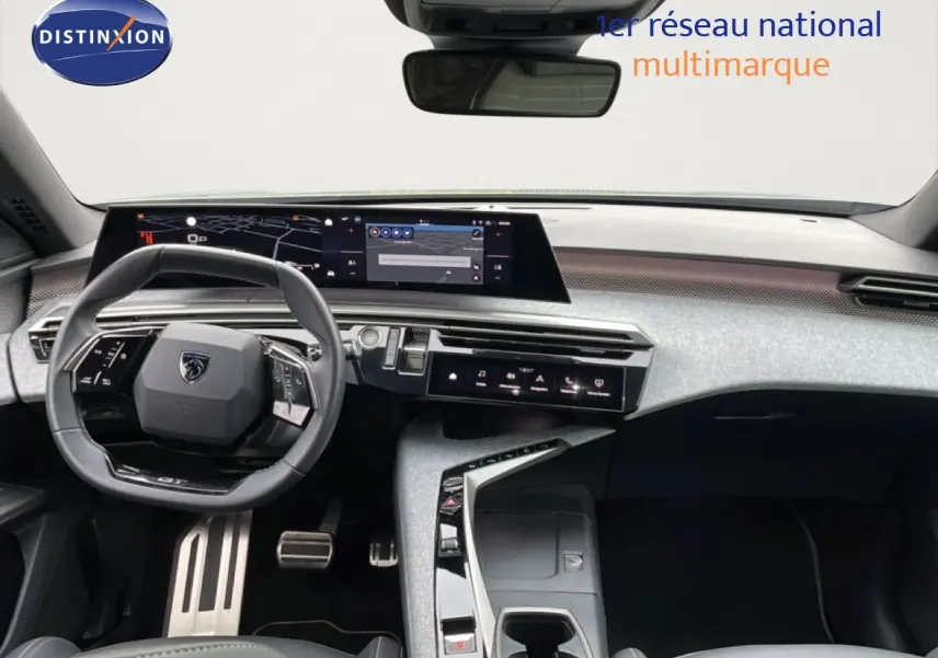 Vue intérieure frontale du Peugeot 3008 2025 gris, mettant en valeur le tableau de bord numérique et le volant compact.