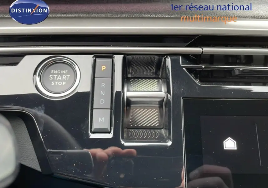 Gros plan sur la console centrale noire brillante du Peugeot 3008 gris Artense, avec bouton start/stop et commandes de boîte auto.