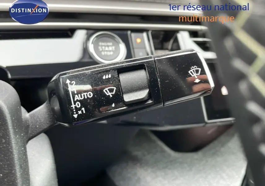 Gros plan sur la commande des essuie-glaces dans l’habitacle du Peugeot 3008 gris Artense 2025.