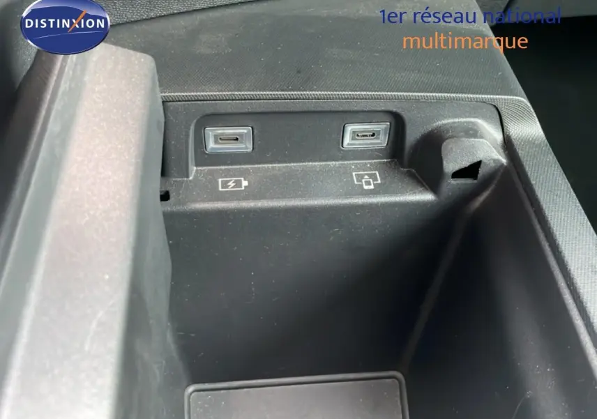Gros plan sur la console centrale du Peugeot 3008 gris Artense, montrant deux ports USB et un espace de rangement.