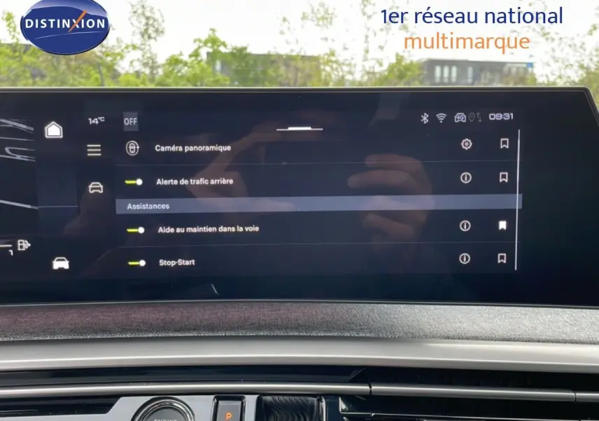 Écran tactile intérieur du Peugeot 3008 gris Artense, affichant les options d'assistance à la conduite.