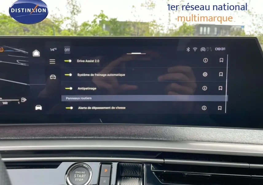 Vue intérieure du tableau de bord du Peugeot 3008 gris Artense, écran tactile affichant les aides à la conduite.