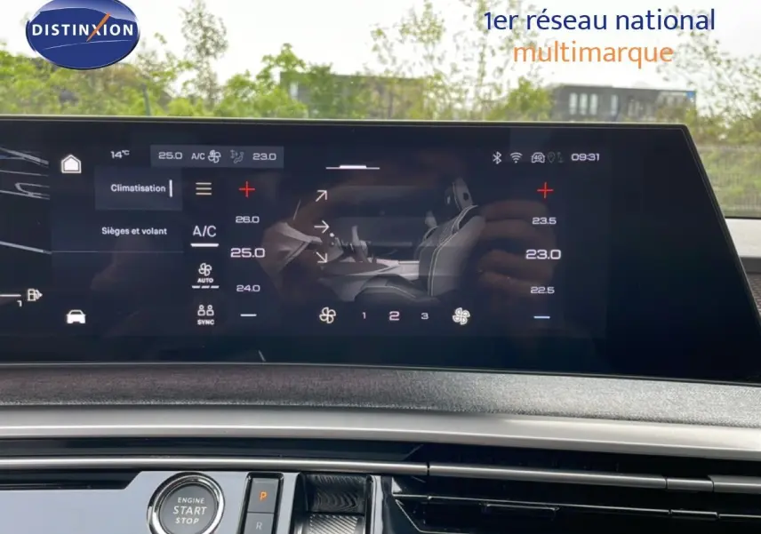 Écran tactile central du Peugeot 3008 2025 montrant les réglages de climatisation et sièges, intérieur gris noir.