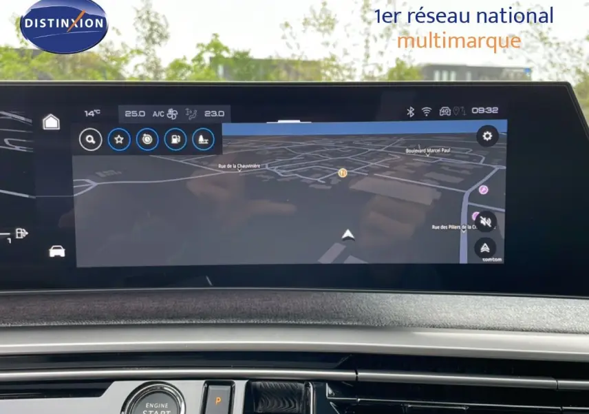 Vue rapprochée de l’écran tactile du tableau de bord du Peugeot 3008 gris Artense, affichant la navigation GPS.
