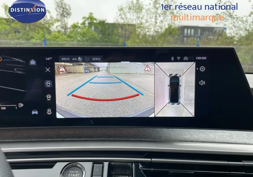 Vue intérieure du tableau de bord du Peugeot 3008 gris Artense, écran affichant la caméra de recul avec vue 360° du véhicule.