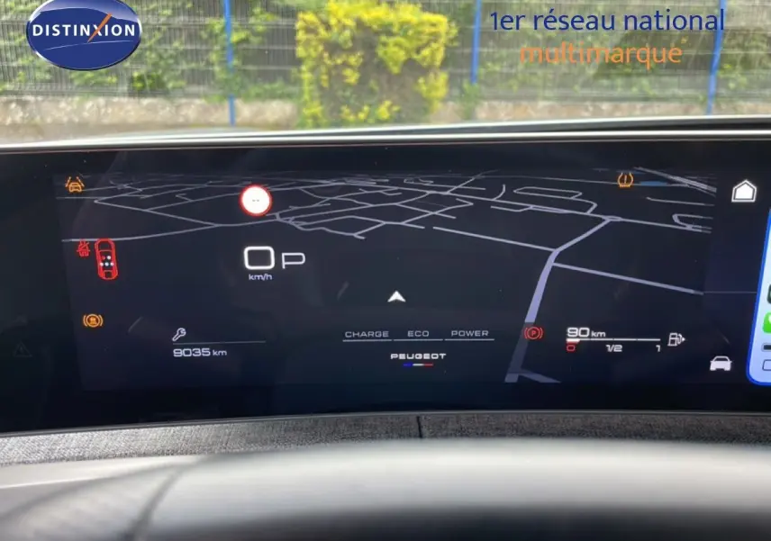 Tableau de bord numérique du Peugeot 3008 gris Artense, affichant la navigation et les informations de conduite.