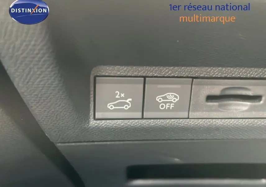 Gros plan sur les boutons de commande intérieurs du Peugeot 3008 gris Artense, avec activation du hayon et système d'alerte.