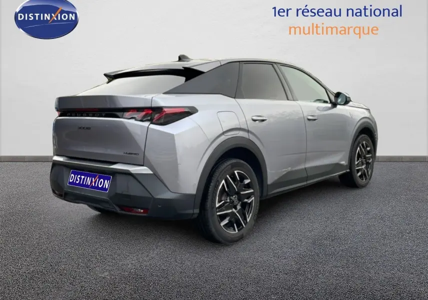 Vue 3/4 arrière droite du Peugeot 3008 gris Artense Métal avec jantes noires et toit noir contrasté.