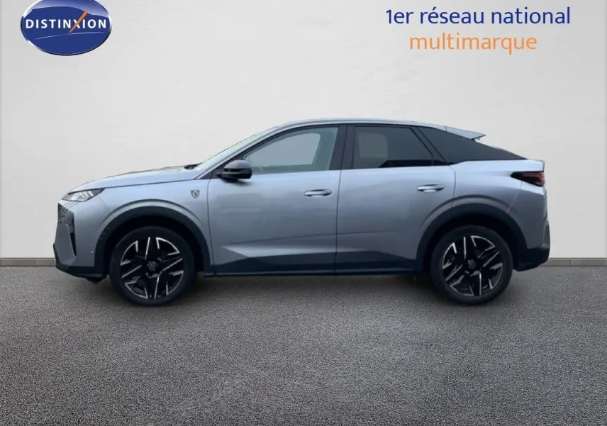 Peugeot 3008 1.2 Hybrid 145ch gris Artense métal vue de profil côté gauche, roues alliage noires et toit noir.