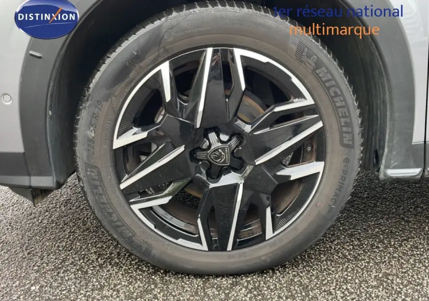 Gros plan sur la roue avant droite du Peugeot 3008 gris Artense Métal avec jante alliage noire et argentée.