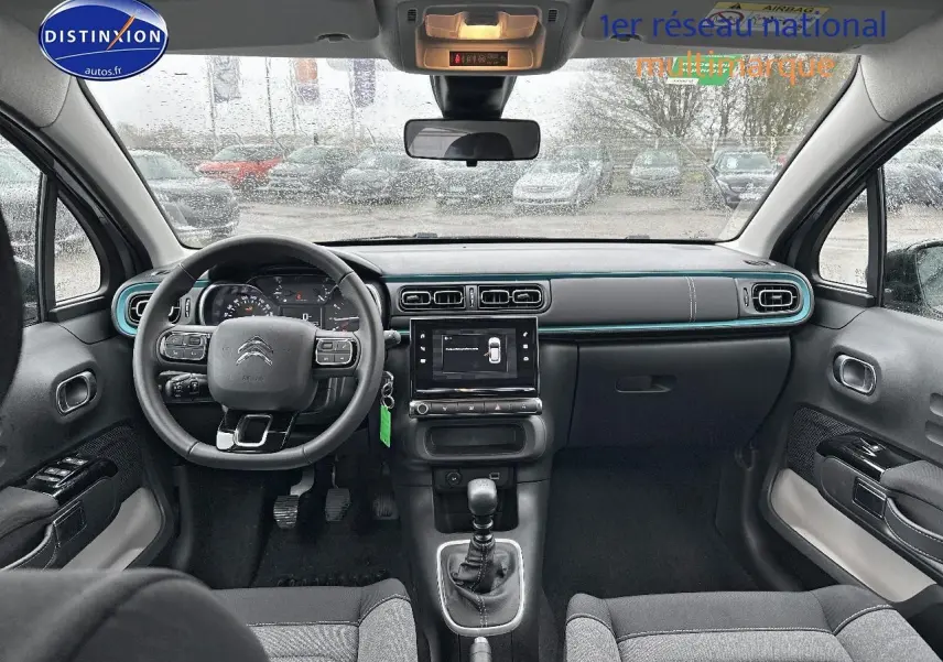 Vue intérieure frontale du tableau de bord gris acier et noir de la Citroën C3 1.2 PureTech 110 avec écran tactile et volant multifonction.