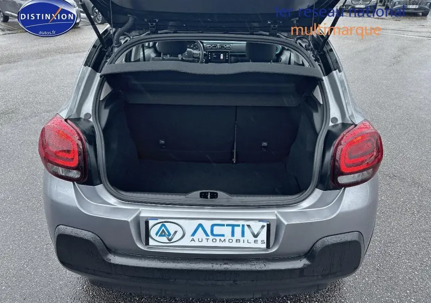 Vue arrière d'une Citroën C3 gris acier 2023 avec coffre ouvert, montrant l'espace de chargement vide.