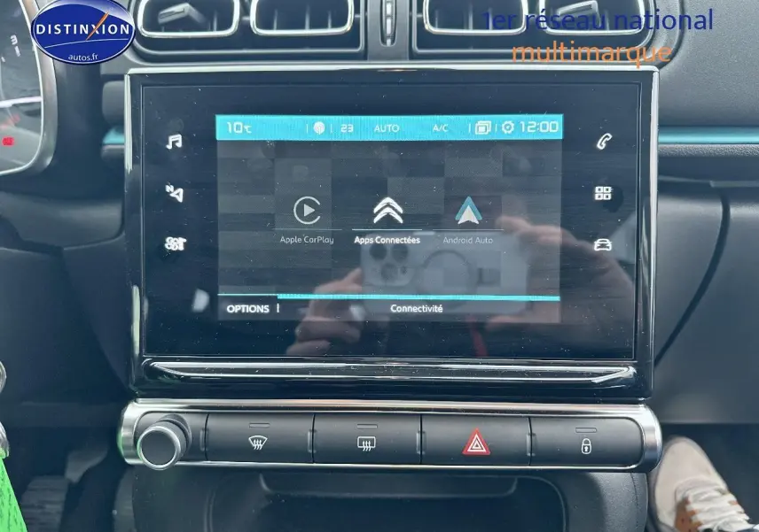 Vue rapprochée de l'écran tactile central et de la console de la Citroën C3 gris acier, version 2023.