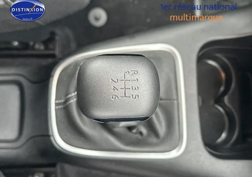 Le levier de vitesses manuel de la Citroën C3 1.2 PureTech 110 en gros plan, intérieur noir.