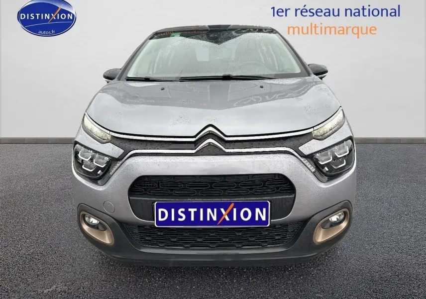 Vue avant d'une Citroën C3 1.2 PureTech 110 gris acier avec phares LED et antibrouillard intégrés.