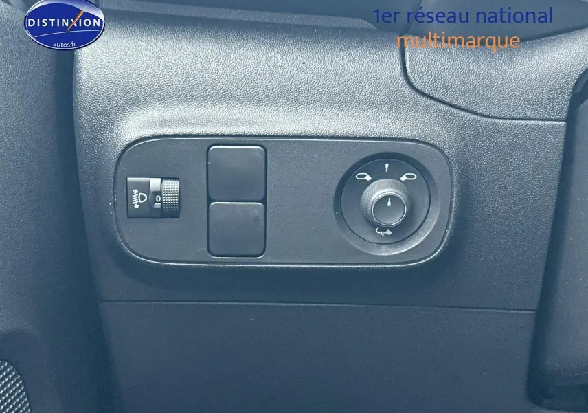 Gros plan sur les commandes noires de réglage des rétroviseurs côté gauche d'une Citroën C3 gris acier 2023.