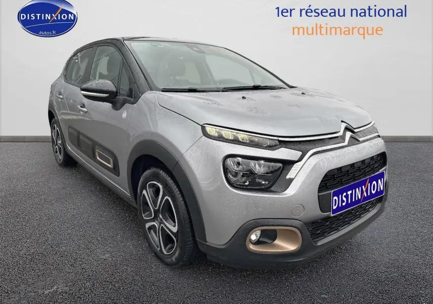 Citroën C3 gris acier vue 3/4 avant droit avec détails noirs et inserts bronze sur pare-chocs et portes.