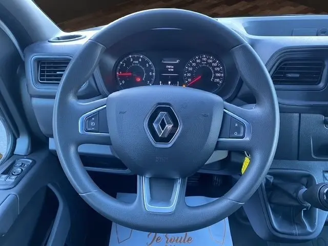 Vue rapprochée du volant noir du Renault Master 2022 avec tableau de bord et levier de vitesses manuelle visibles.