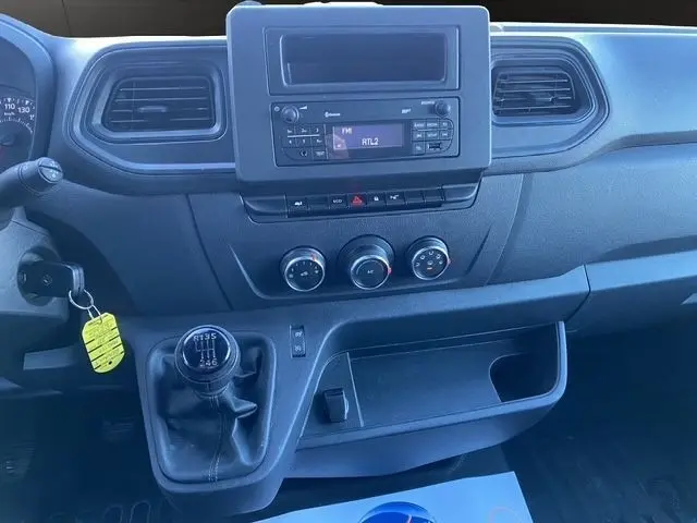 Vue rapprochée du tableau de bord noir du Renault Master 2022 avec boîte manuelle et commandes de climatisation.