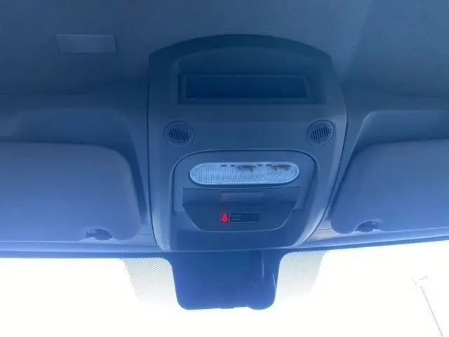 Vue intérieure du plafonnier central gris clair du Renault Master blanc, avec éclairage et haut-parleurs intégrés.