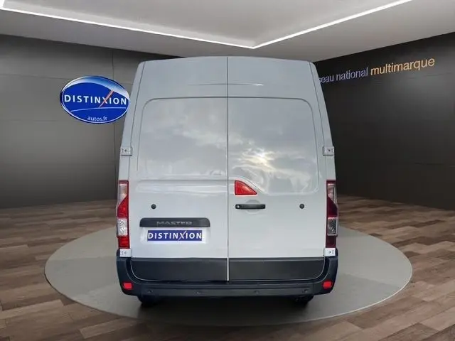 Vue arrière d’un Renault Master blanc 2022 avec portes battantes et feux arrière verticaux rouges.