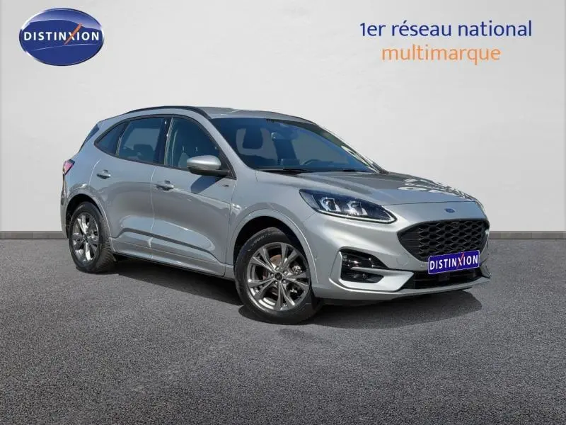 Ford Kuga 2023 gris Solar métallisé en 3/4 avant droit, avec jantes alu et calandre noire distinctive.