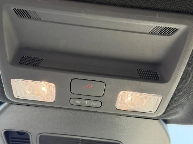 Vue intérieure du plafonnier avec éclairages et bouton SOS du Ford Kuga gris Solar Métallisée 2023.