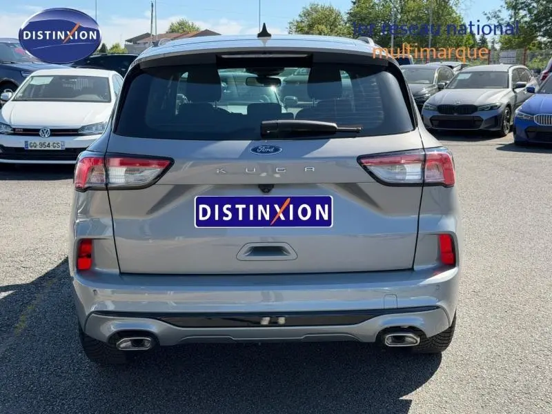 Vue arrière d'un Ford Kuga gris Solar métallisé 2023 avec double sortie d'échappement et feux LED.