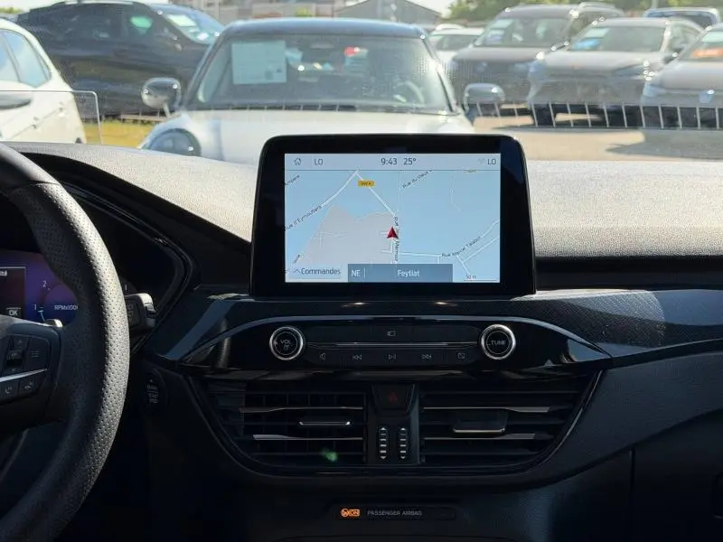 Vue intérieure centrée sur l'écran tactile GPS du tableau de bord du Ford Kuga 1.5 EcoBlue gris Solar 2023.