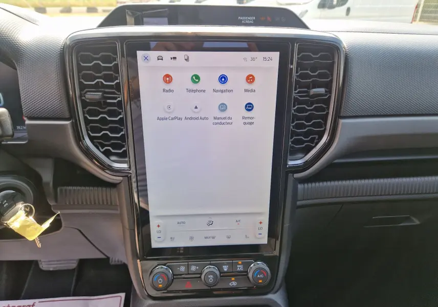 Vue rapprochée de la console centrale tactile 12,4'' du Ford Ranger Super Cabine gris carbone, avec commandes climatisation et multimédia.