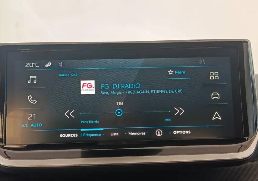 Écran tactile central de la Peugeot 208 électrique 2024 affichant la radio FG DJ en mode DAB, interface moderne.