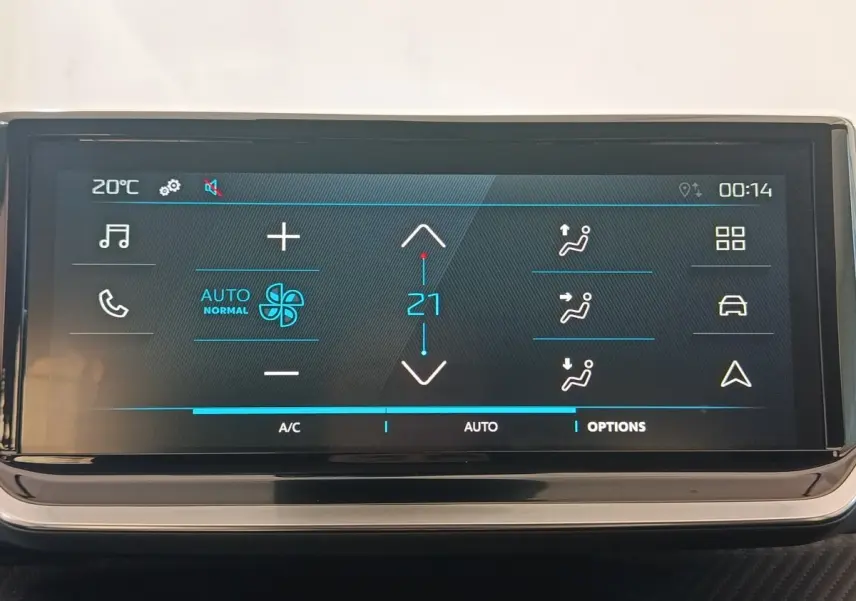 Écran tactile central de la Peugeot 208 électrique 2024 affichant les réglages de climatisation et options.