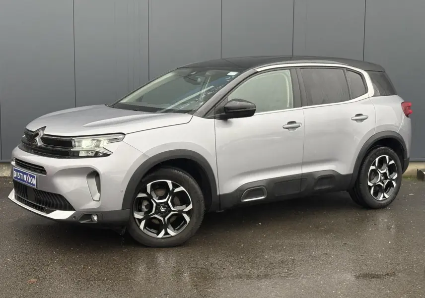 Citroën C5 Aircross Hybrid gris Artense avec toit noir, vue 3/4 avant droit, jantes alliage et protections latérales noires.