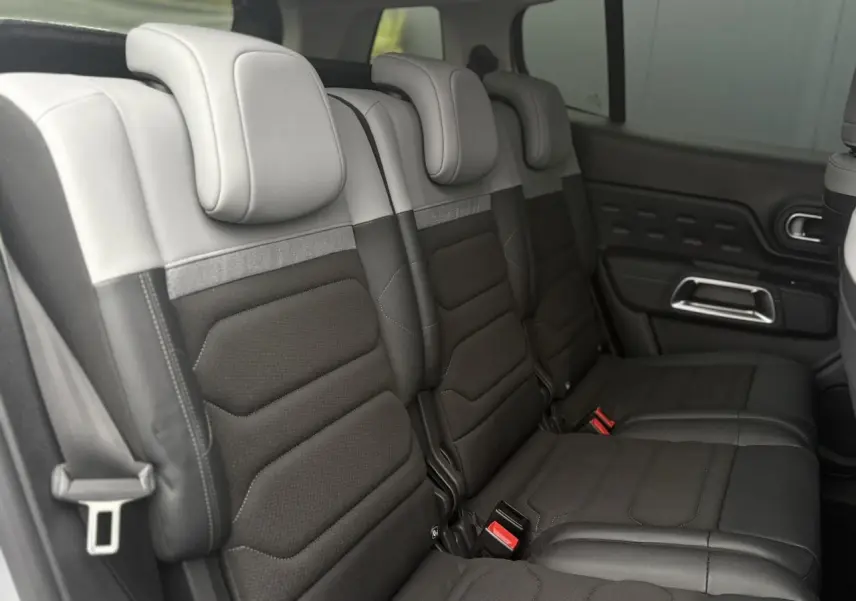 Vue latérale des trois sièges arrière indépendants gris clair et noir du Citroën C5 Aircross Hybrid 2024.