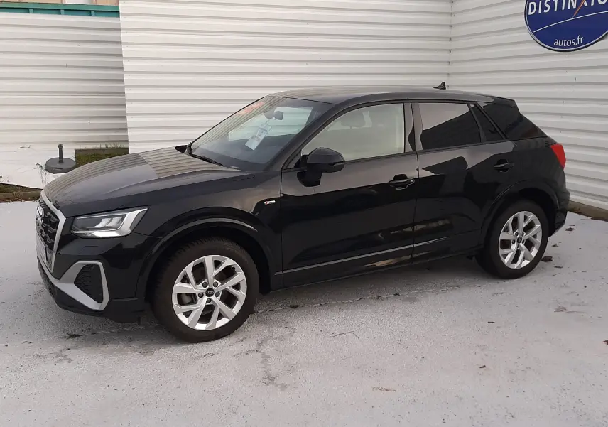 Audi Q2 noir mito metal vue de profil côté gauche, mettant en valeur ses jantes alliage et sa silhouette compacte.