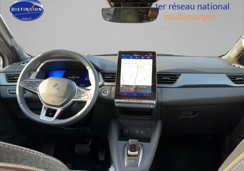 Vue intérieure avant du Renault Symbioz gris rafale, avec tableau de bord moderne et écran tactile vertical central.