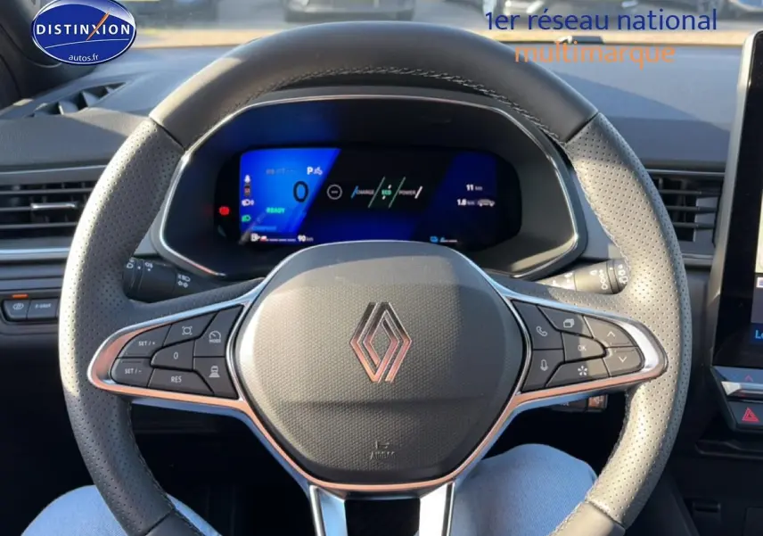 Vue intérieure centrée sur le volant gris perforé de la Renault Symbioz avec tableau de bord numérique bleu.