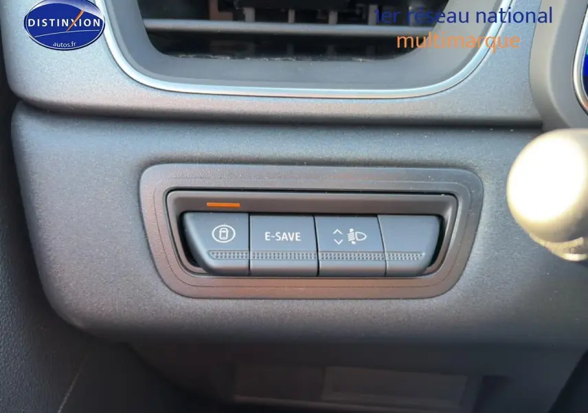 Gros plan sur les commandes E-SAVE et réglage des phares du tableau de bord gris du Renault Symbioz 2026.