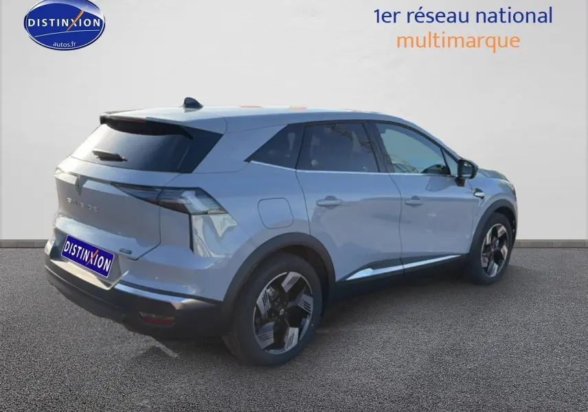 Vue 3/4 arrière droite du Renault Symbioz gris rafale avec jantes alliage et feux arrière LED distinctifs.
