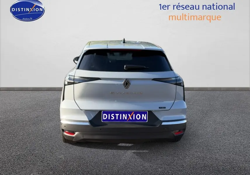 Vue arrière d'un Renault Symbioz gris rafale avec feux LED et lunette arrière surteintée.