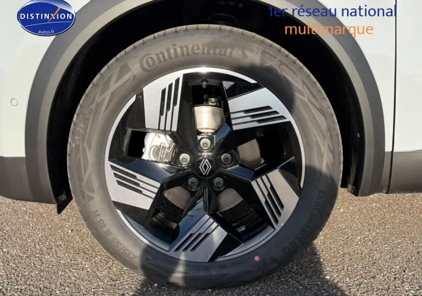 Gros plan sur la roue avant droite d’un Renault Symbioz gris rafale avec jante alliage noire et argent.