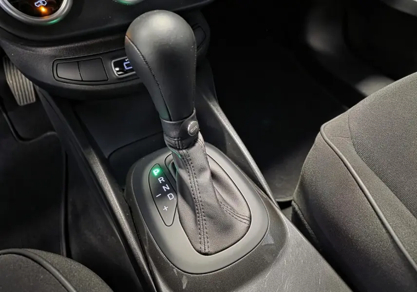 Le levier de vitesses automatique en cuir noir du Fiat 500X 2024, vue intérieure rapprochée côté conducteur.