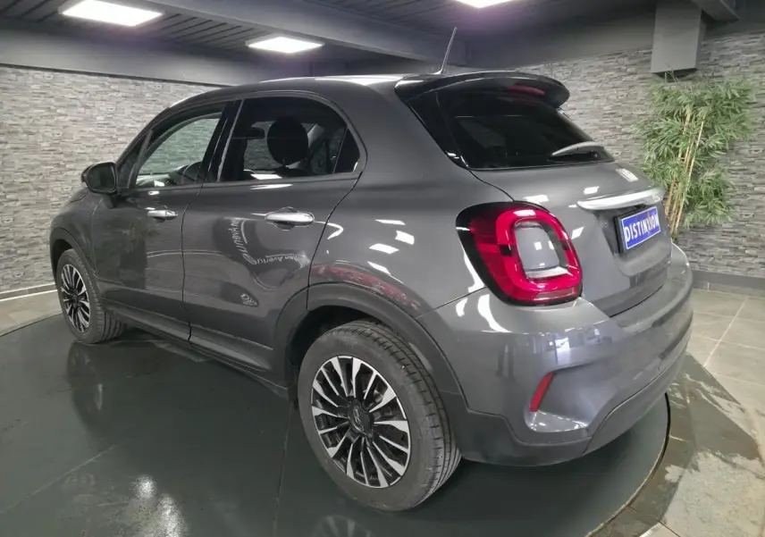 Vue 3/4 arrière droite d'un Fiat 500X gris avec jantes alliage 17'' et feux arrière LED distinctifs.